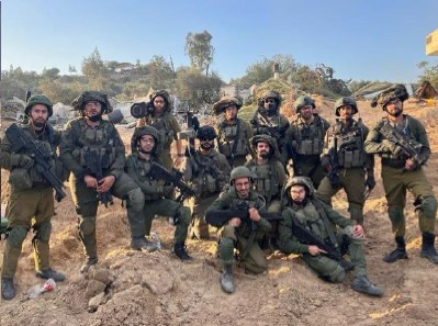 קבוצה של חיילים בשטח עם נשקים ואפודים וקסדות