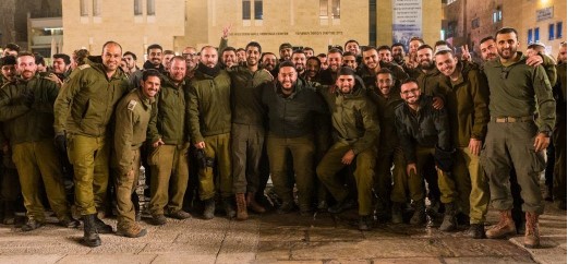 קבוצה של חיילים בצילום משותף