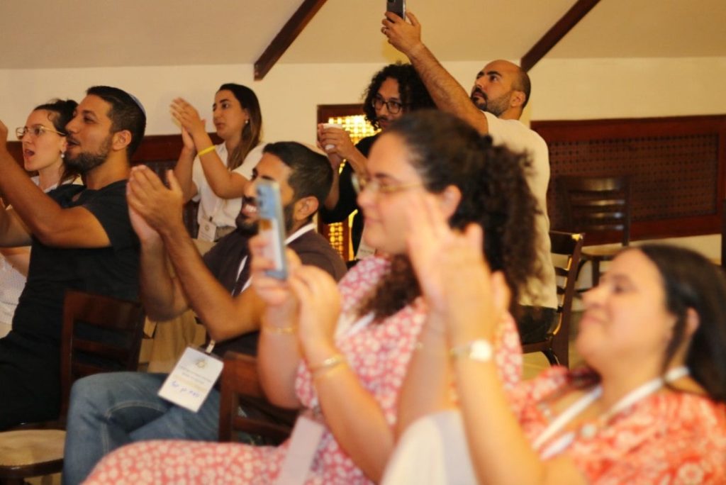 בכנס המייסדים של מנהיגות דור ההמשך של הפדרציה הספרדית העולמית בישראל. תצלום של הקהל במופע מצלם בניידים את המופע שנערך בכנס.