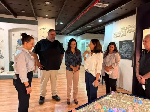 יו"ר קק"ל ביקר במרכז מורשת יהדות בבל ובמוזיאון מורשת יהדות לוב